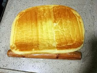 11、小四卷蛋糕,烤完放凉，面板上放一保鲜膜，倒扣脱模