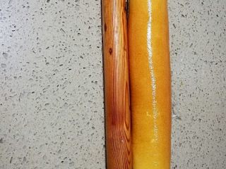 12、小四卷蛋糕,在擀面杖的协助下卷起，卷紧，放入冰箱冷藏30分钟以上，我是晚上做好放冰箱过夜的。