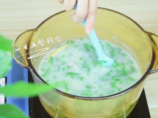 7、排骨油麦菜粥 宝宝辅食，补铁又开胃, 搅拌，2分钟后加少许盐出锅。