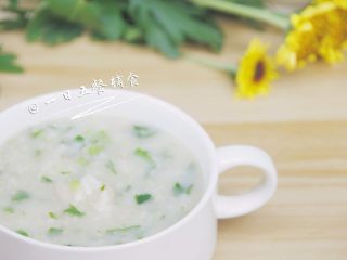 8、排骨油麦菜粥 宝宝辅食，补铁又开胃,超浓郁喷喷香的排骨粥，加大量蔬菜，一点不腻，宝宝吃刚刚好。