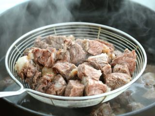 3、西红柿土豆炖牛肉,再将牛肉捞出用温水冲洗干净，沥水备用。