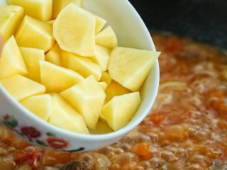 10、西红柿土豆炖牛肉,大火烧开后改中小火炖煮约四十分钟，加入土豆块再继续炖煮二十分钟。