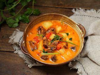 13、西红柿土豆炖牛肉,一道营养丰富、酸甜开胃的番茄牛肉炖土豆就做好了，拌着米饭吃太过瘾了，浑身暖呼呼的！