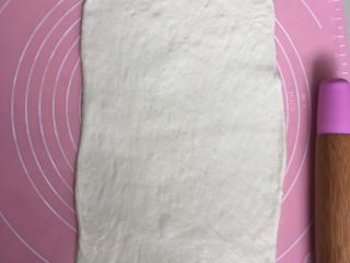 6、牛肉飞饼,取出发酵好的面团用擀面杖排气