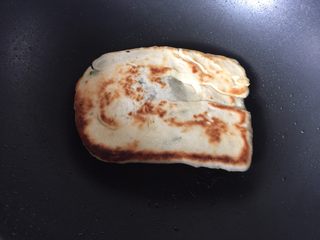 11、牛肉飞饼,然后翻面煎，煎至表面金黄即可