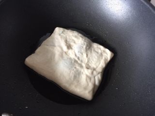 10、牛肉飞饼,锅里倒入适量植物油热油锅后放入锅中小火焖煎