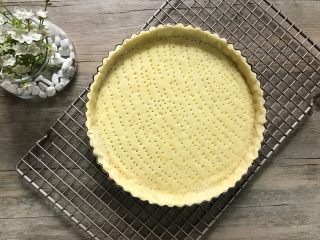 11、肉桂苹果派,取出烤好的派皮,我们可以看到整个底部是很平整的。