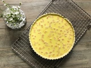 14、肉桂苹果派,取出派,此时派馅已稍凝固。