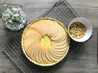 15、肉桂苹果派,整齐地码上苹果片。