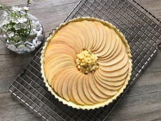 16、肉桂苹果派,再将蜂蜜中的苹果丁放在中间,并刷一层薄薄的蜂蜜水。