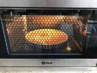 17、肉桂苹果派,继续入烤箱180度烘烤30分钟左右。(温度和时间供参考,请根据自家烤箱实际情况调节)