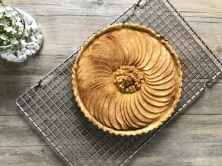 18、肉桂苹果派,30分钟后,取出派,表面再刷一层蜂蜜,并筛上肉桂粉,放入烤箱再烤10分钟。