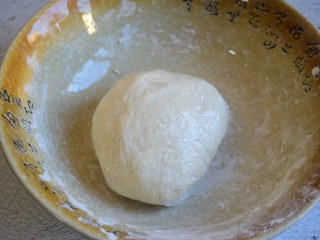 1、红豆饼,面粉中加入热水，揉成面团，盖保鲜膜静置30分钟