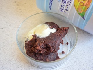 2、红豆饼,豆沙中加入两勺奶粉