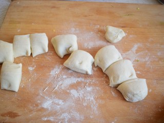 3、红豆饼,面团分成小份
