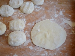 4、红豆饼,擀成包子皮