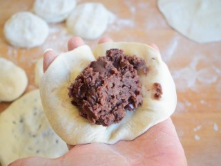 5、红豆饼,加入豆沙馅