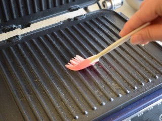 8、红豆饼,刷油