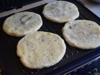 9、红豆饼,放上红豆饼