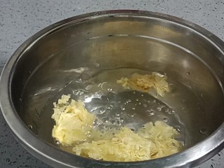 2、银耳小米粥,用水浸泡2小时