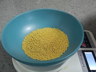 3、银耳小米粥,取小米100克