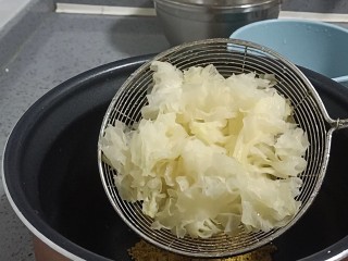 9、银耳小米粥,银耳