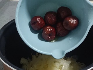 10、银耳小米粥,红枣