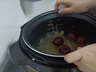12、银耳小米粥,移入电压力锅