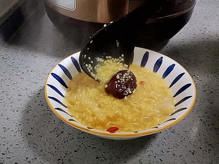 16、银耳小米粥,盛入碗里即可食用