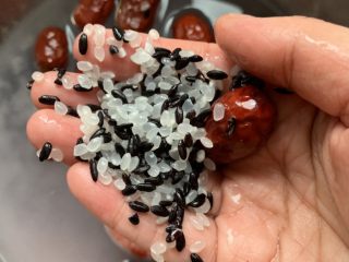 5、红枣黑米粥,泡