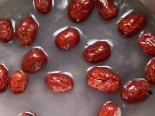 7、红枣黑米粥,放水