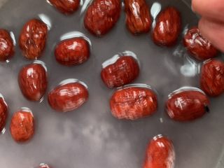 8、红枣黑米粥,放米