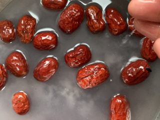 9、红枣黑米粥,放枣