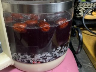 10、红枣黑米粥,搅拌均匀