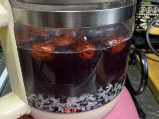 14、红枣黑米粥,搅拌
