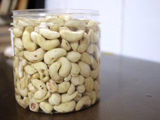 1、清爽香草水果蛋糕,开始前，需要把腰果在水里泡至少2个小时, 越长越好