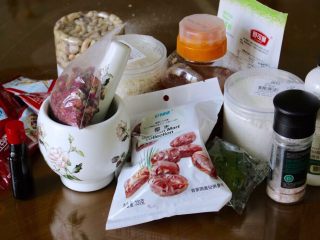 2、清爽香草水果蛋糕,把材料都准备好