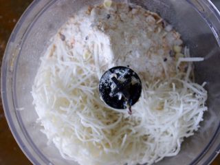 3、清爽香草水果蛋糕,把1/2杯椰丝和1杯五谷香伴燕麦片放到搅拌机里