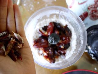 5、清爽香草水果蛋糕,把12个椰枣/蜜枣的子拿出来，让后把椰枣/蜜枣加进搅拌机里