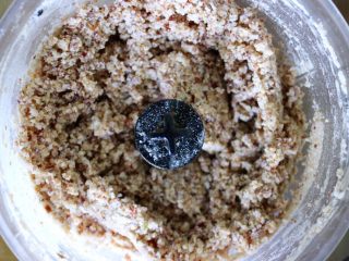 6、清爽香草水果蛋糕,加40ml椰子油让后搅拌（如果还不那么粘的话，再加一点油）