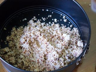 7、清爽香草水果蛋糕,倒到蛋糕烤盘里