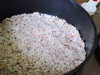 8、清爽香草水果蛋糕,用个勺子或你的手把它压扁