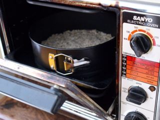 9、清爽香草水果蛋糕,放到130度的烤箱里，烤十分钟，让后放着凉