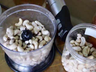 10、清爽香草水果蛋糕,把腰果倒到搅拌机里