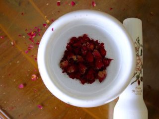 12、清爽香草水果蛋糕,把玫瑰花弄成粉（可以留几个当装饰）（如果太懒的话，可以直接买玫瑰花粉）