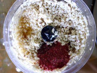 14、清爽香草水果蛋糕,把玫瑰粉，10ml香草精，1/3杯椰子油和1/3杯蜂蜜倒进搅拌机里