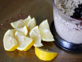 15、清爽香草水果蛋糕,把一个柠檬切成块儿，让后把柠檬汁挤进去