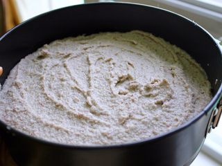 19、清爽香草水果蛋糕,用个勺子把它均匀的涂上