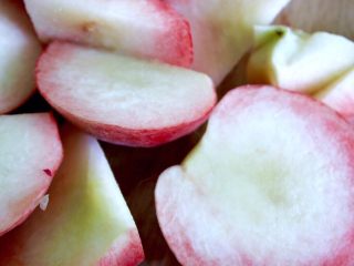 22、清爽香草水果蛋糕,把它们洗一下和切开