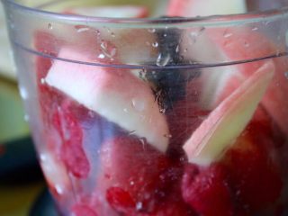 23、清爽香草水果蛋糕,都放到搅拌机里